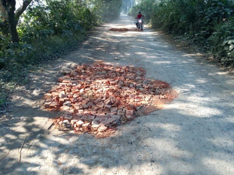 हरदोईया जाने वाला मार्ग हुआ ध्वस्त जिम्मेदार मस्त ।